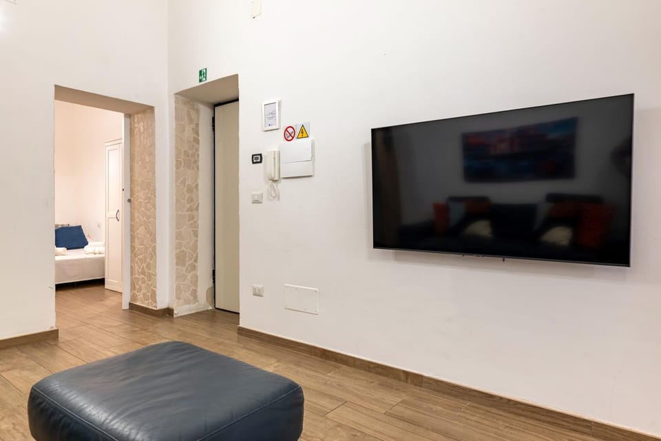 TV and multimedia, Living room, Seating area, Evening entertainment