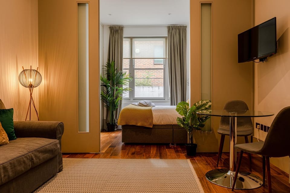 TV and multimedia, Photo of the whole room, Seating area, Bedroom