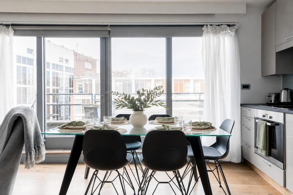 Kitchen or kitchenette, Dining area, oven, pet friendly, stove