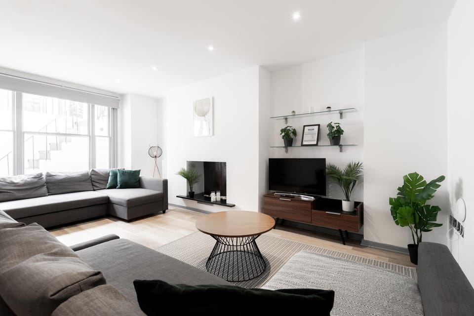 TV and multimedia, Living room, Seating area, Evening entertainment, Bedroom