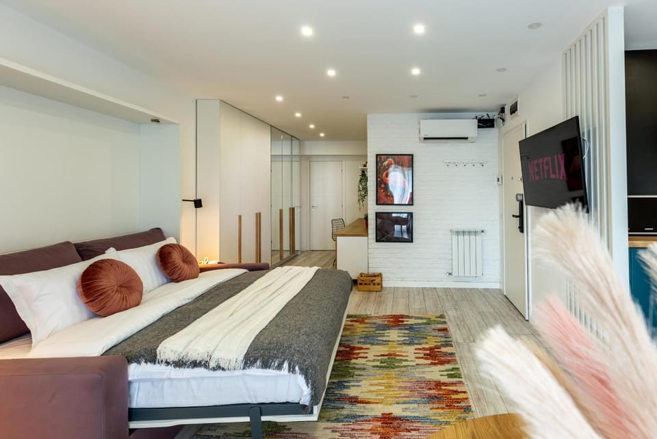 Bed, TV and multimedia, Photo of the whole room, Seating area, Bedroom, air conditioner