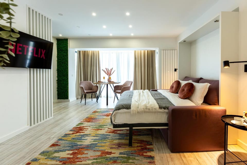 Bed, TV and multimedia, Photo of the whole room, Bedroom