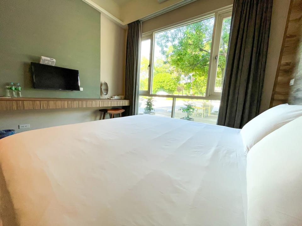 Bed, TV and multimedia, Bedroom