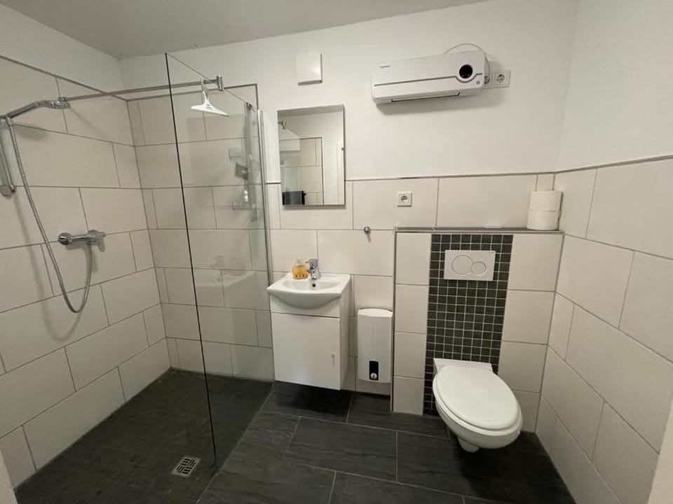 Shower, Toilet, Bathroom, towels