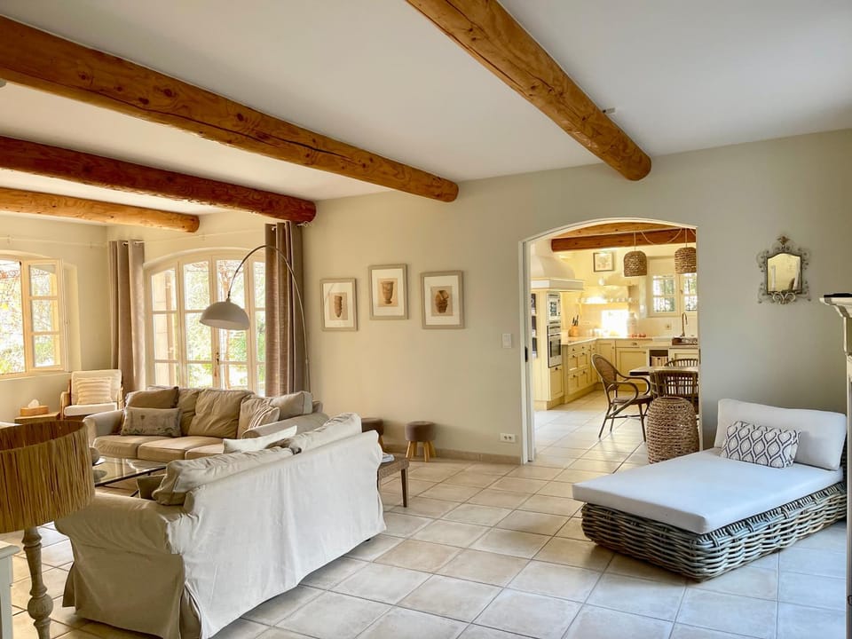 Communal lounge/ TV room, Living room, Decorative detail, Seating area, air conditioner, air conditioner