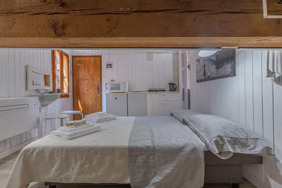 Bed, Photo of the whole room