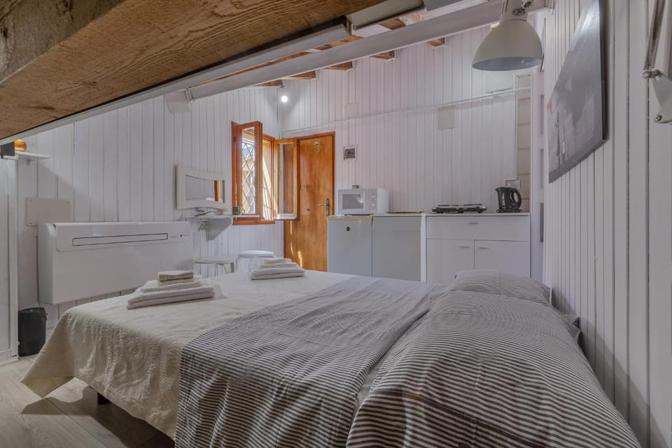 Bed, Photo of the whole room