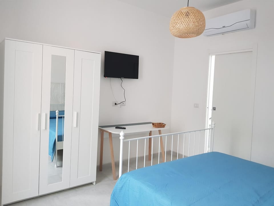 TV and multimedia, Photo of the whole room, Bedroom, wardrobe, air conditioner