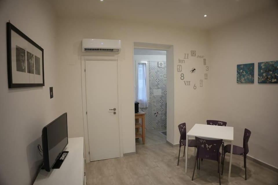 TV and multimedia, Living room, Dining area, air conditioner
