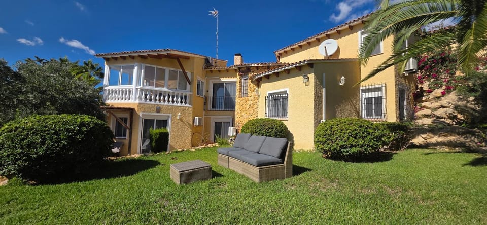 Property building, Day, Garden, Garden view