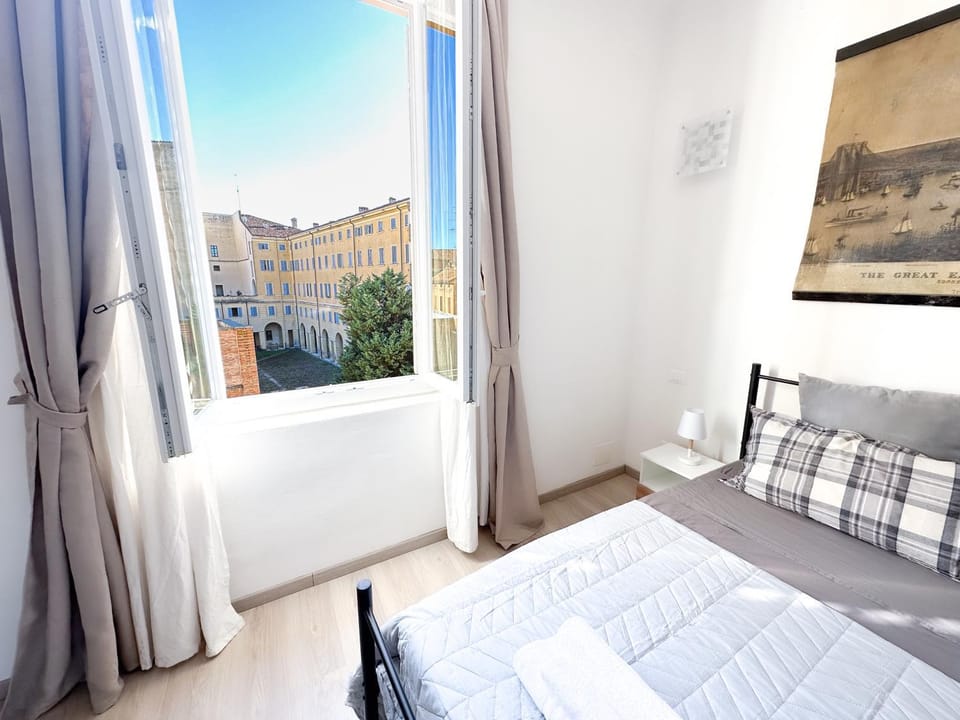 Bed, View (from property/room), View (from property/room), Photo of the whole room, Bedroom, City view, City view