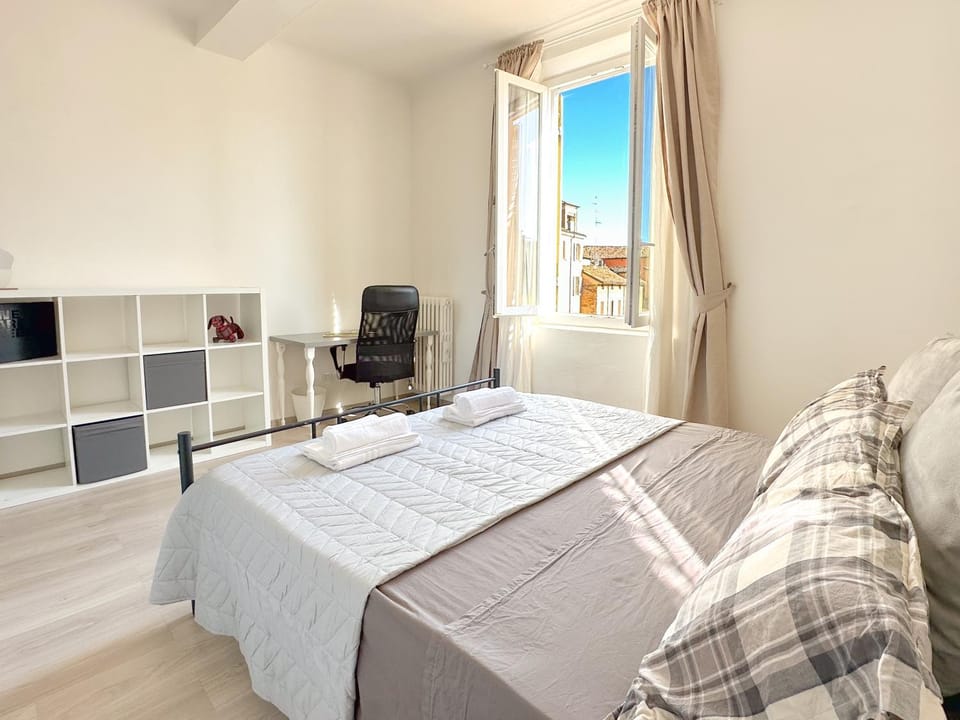 Bed, View (from property/room), View (from property/room), Photo of the whole room, Seating area, Bedroom, City view, City view