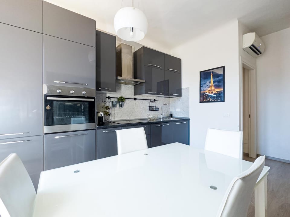 Kitchen or kitchenette, Dining area, minibar, oven, pet friendly, stove