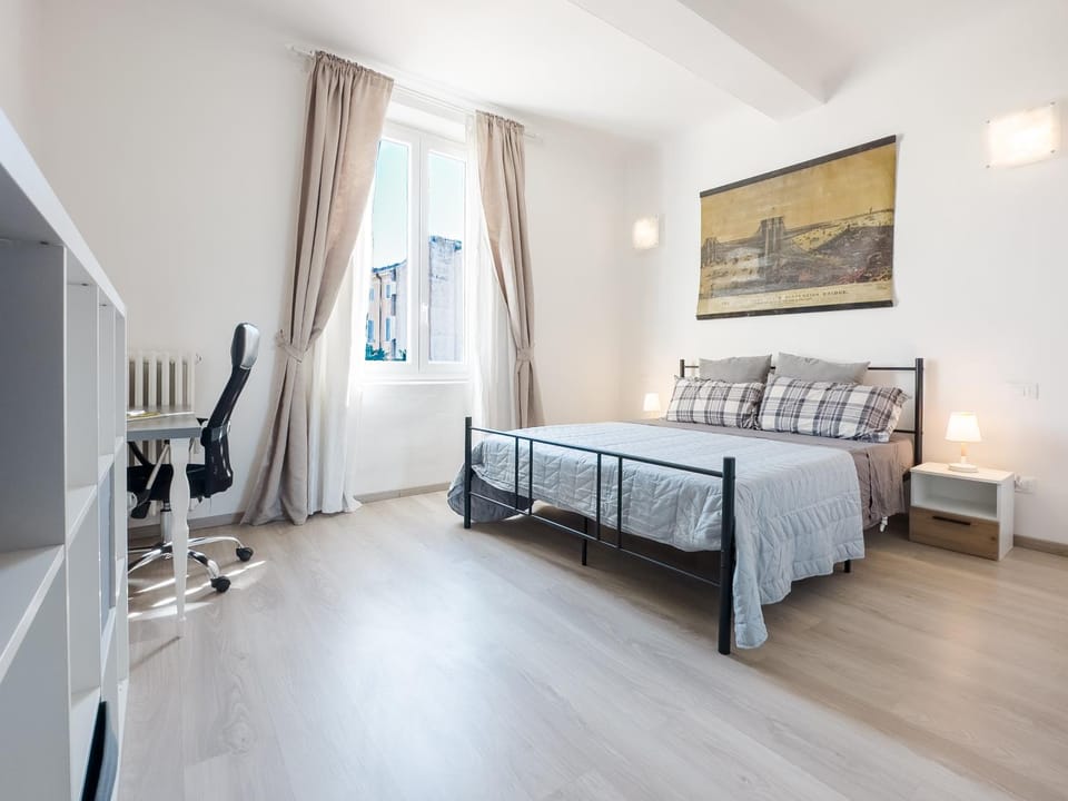 Bed, TV and multimedia, View (from property/room), View (from property/room), Photo of the whole room, Bedroom, City view, City view, hair dresser, wardrobe