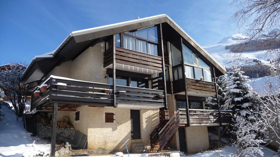 Property building, Nearby landmark, Day, Natural landscape, Winter, BBQ facilities, Ski School, Ski School, Skiing, Skiing, TV and multimedia, View (from property/room), Balcony/Terrace, Kitchen or kitchenette, Garden view, Landmark view, Mountain view, Seasons, Family, Parking, dishwasher, fireplace, hair dryier, internet, microwave, stove, washing machine, kitchen, acessibility