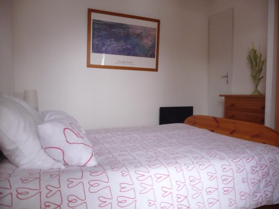 Shower, Bed, Game Room, Bathroom, Fitness centre/facilities, Photo of the whole room, Decorative detail, Seating area, Hiking, Bedroom, Sports, dishwasher, flat iron, heating, storage