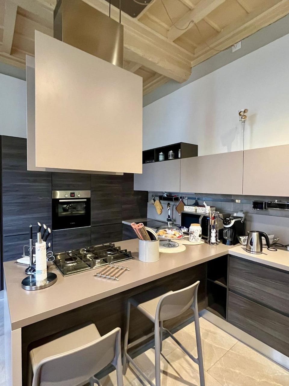 Coffee/tea facilities, Kitchen or kitchenette, Dining area, dishwasher, stove