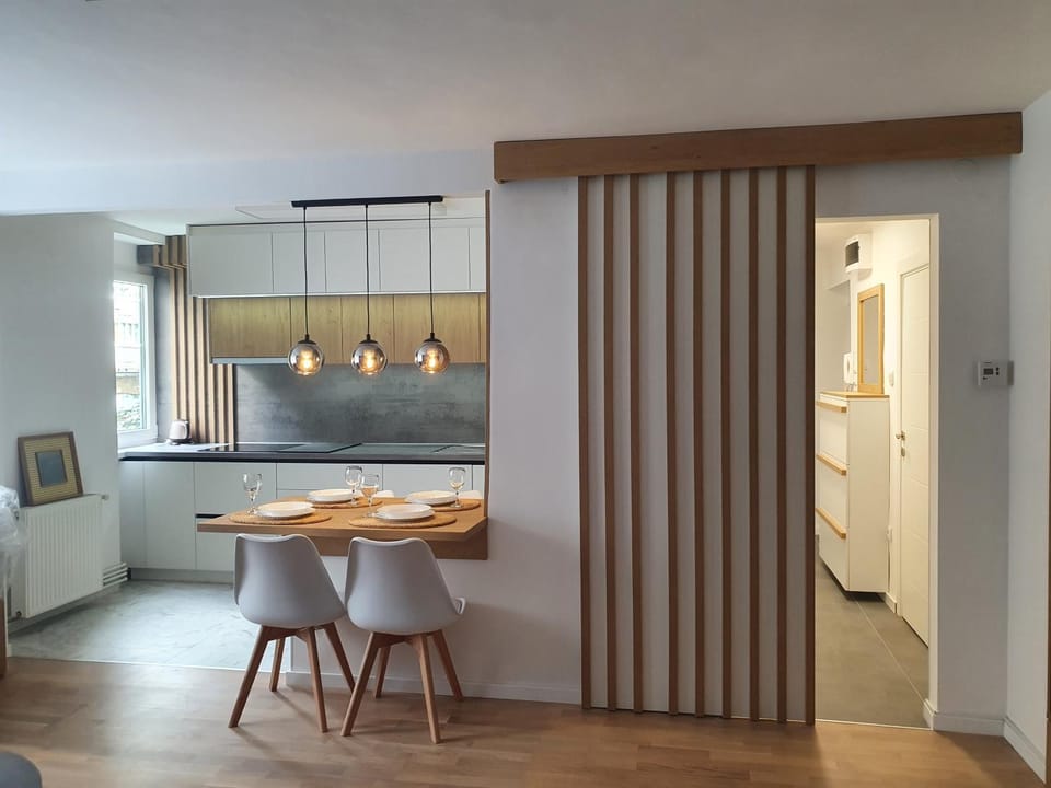 Kitchen or kitchenette, Dining area