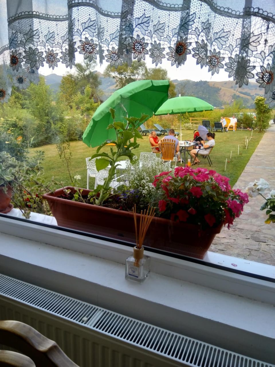 On site, Garden view, group of guests
