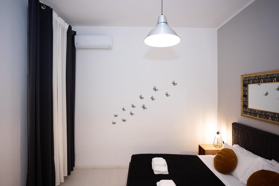 Bed, Photo of the whole room, Bedroom, air conditioner