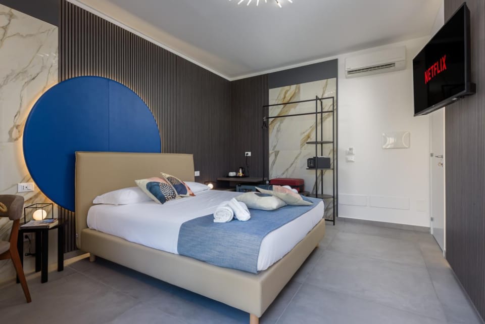 Bed, TV and multimedia, Photo of the whole room, Bedroom, towels, air conditioner