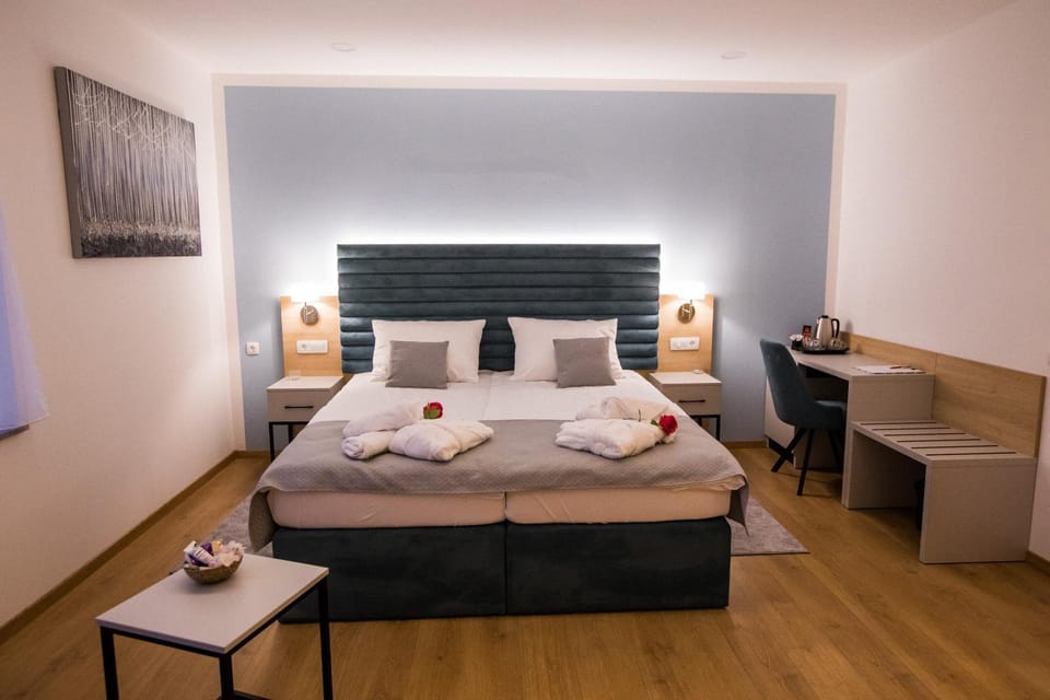 Bed, Bedroom, towels