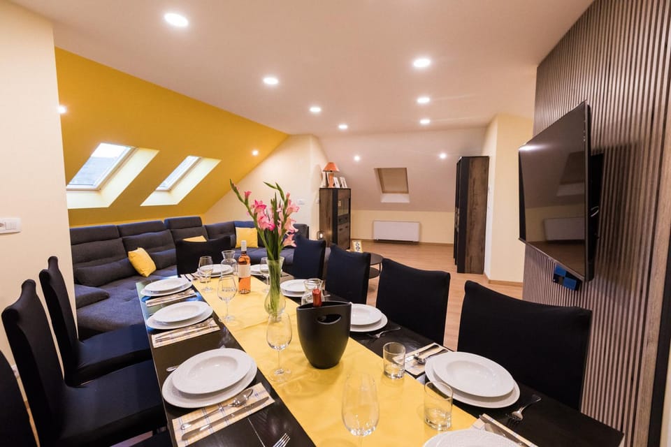 TV and multimedia, Kitchen or kitchenette, Living room, Seating area, Dining area