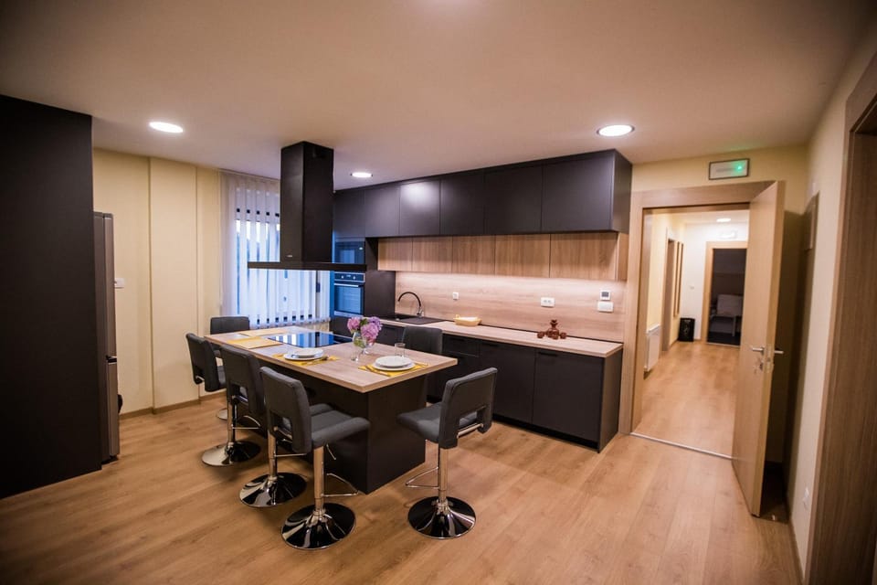 Kitchen or kitchenette, Dining area, stove