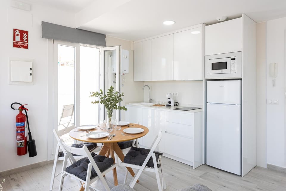 Kitchen or kitchenette, Dining area