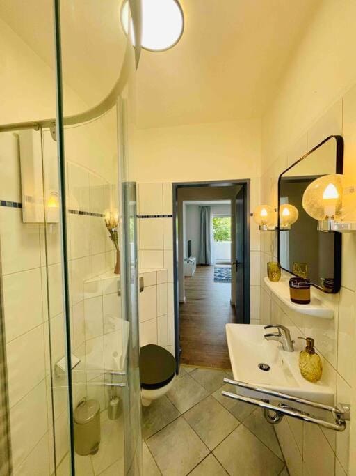 Shower, Toilet