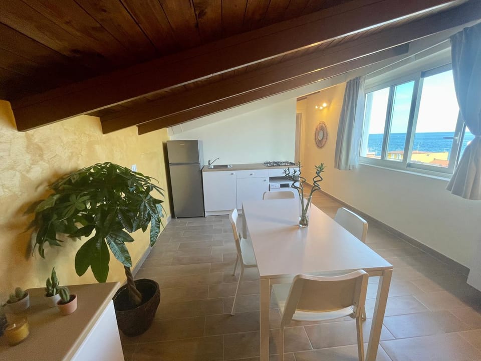 Kitchen or kitchenette, Dining area