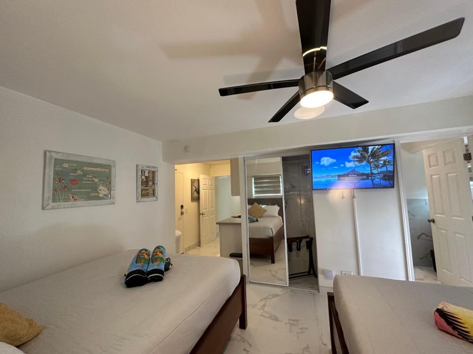 Bed, TV and multimedia, Bedroom, fireplace, minibar