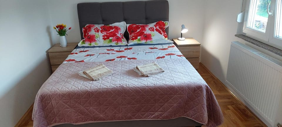 Bed, towels