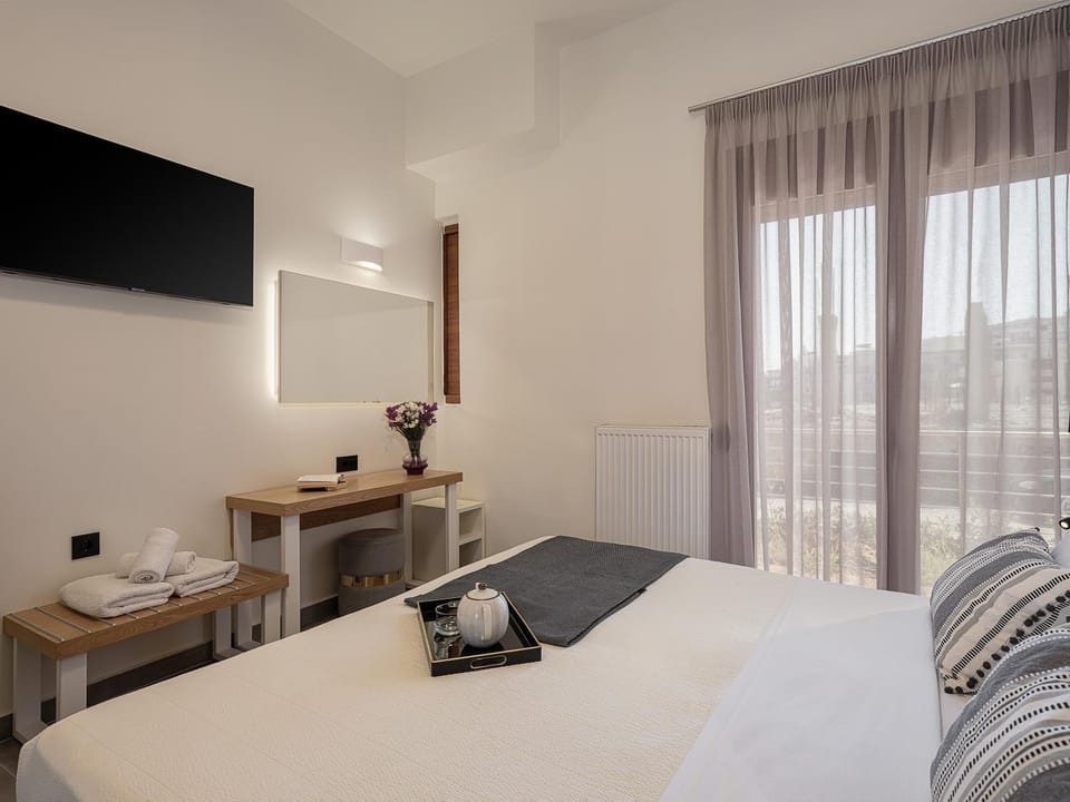Bed, TV and multimedia, Photo of the whole room, Bedroom