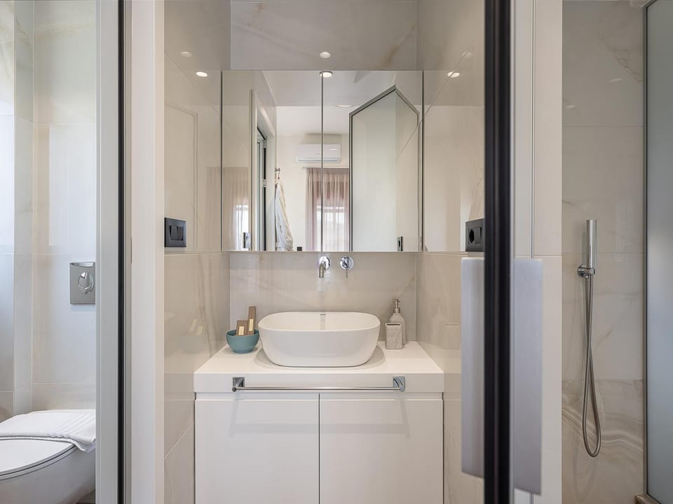Shower, Toilet, Bathroom, towels