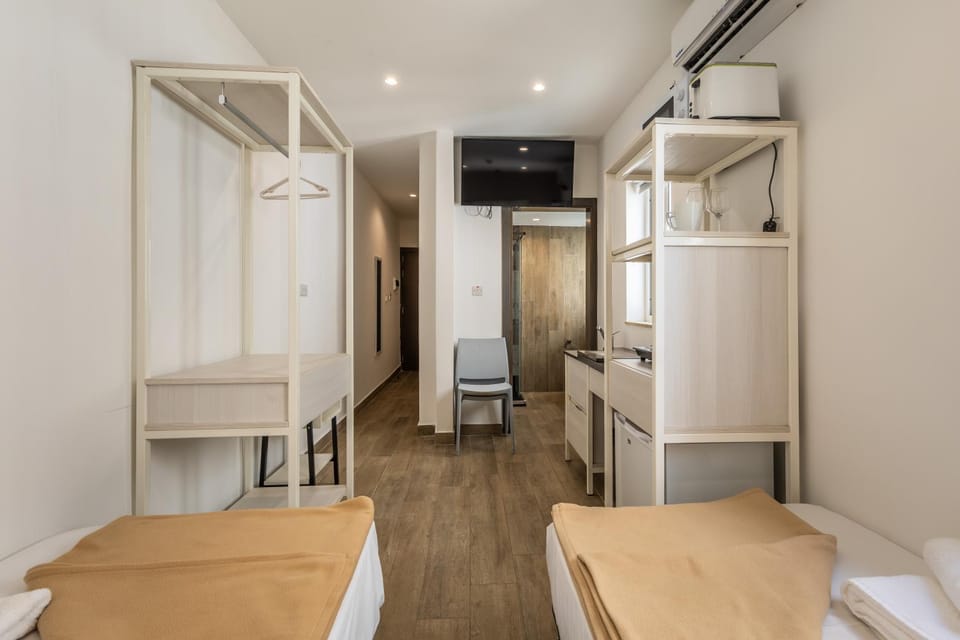 Studio apartment with twin beds & kitchenette at the new Olo living 24 Bed and Breakfast in Saint Julians