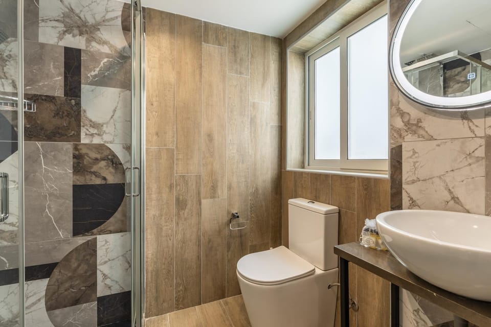 Studio apartment with twin beds & kitchenette at the new Olo living 24 Bed and Breakfast in Saint Julians