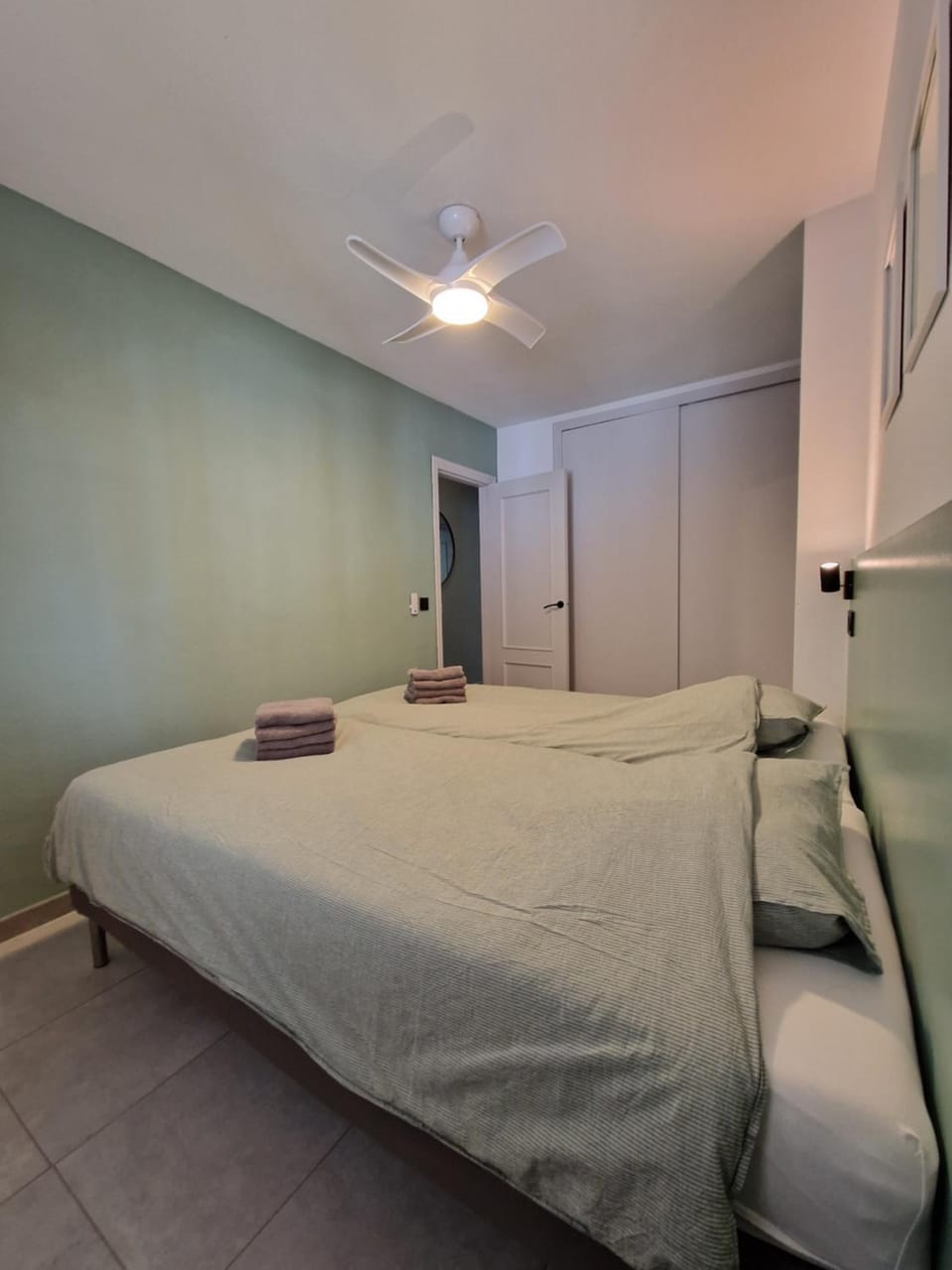 Bed, Photo of the whole room, Bedroom, fireplace, washing machine