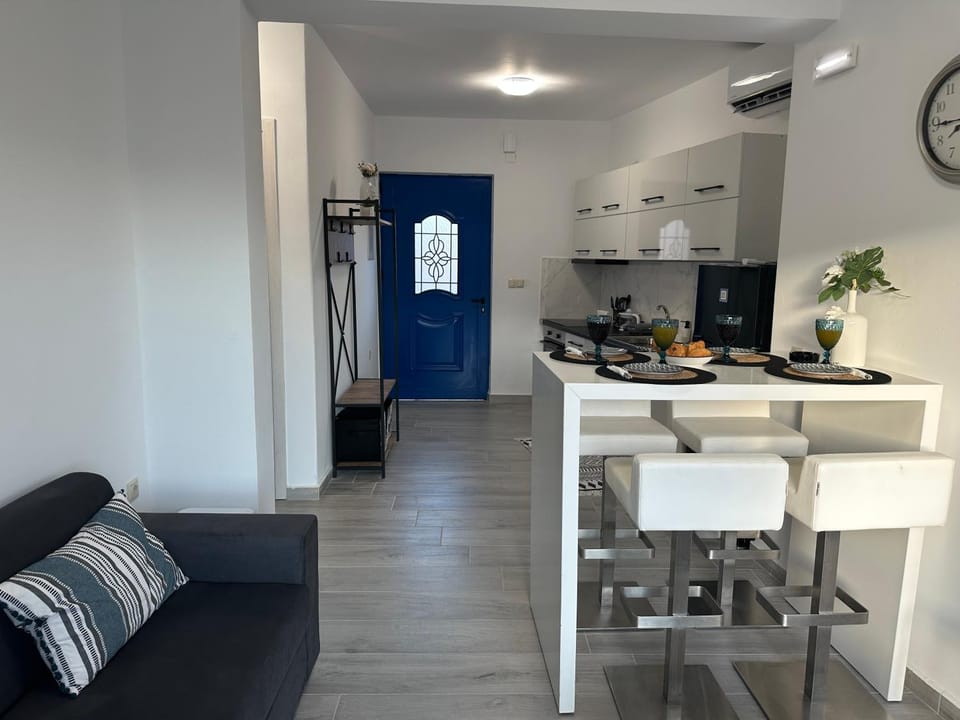Kitchen or kitchenette, Living room, Food and drinks, Seating area, Dining area, Food, pet friendly, stove, air conditioner