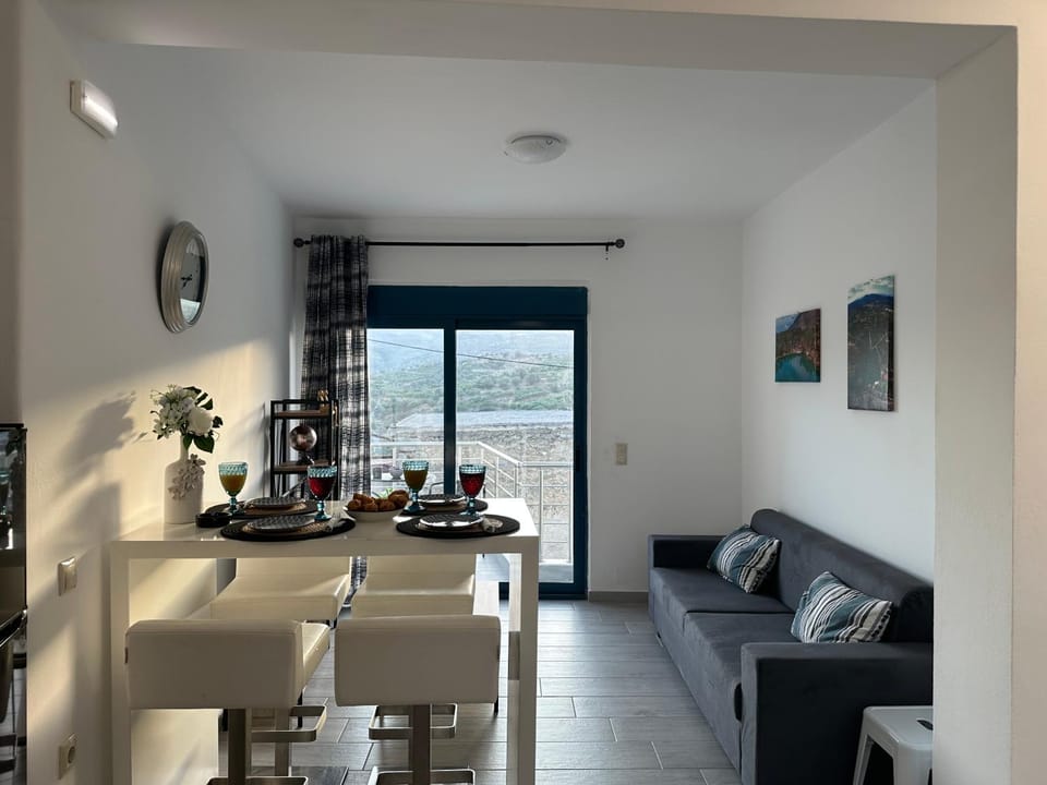 TV and multimedia, Coffee/tea facilities, View (from property/room), Living room, Seating area, Dining area