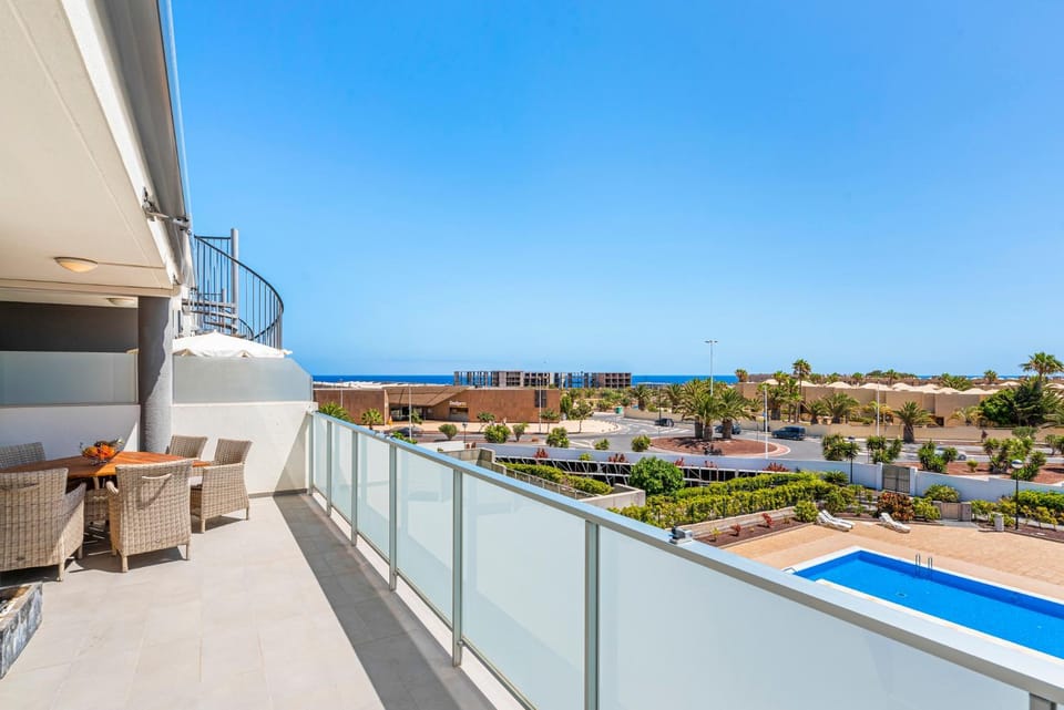 View (from property/room), Balcony/Terrace, Pool view, Sea view, sunbed