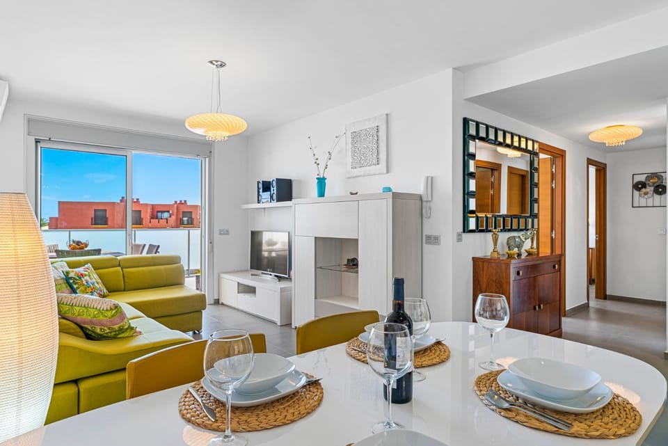 TV and multimedia, Living room, Food and drinks, Dining area