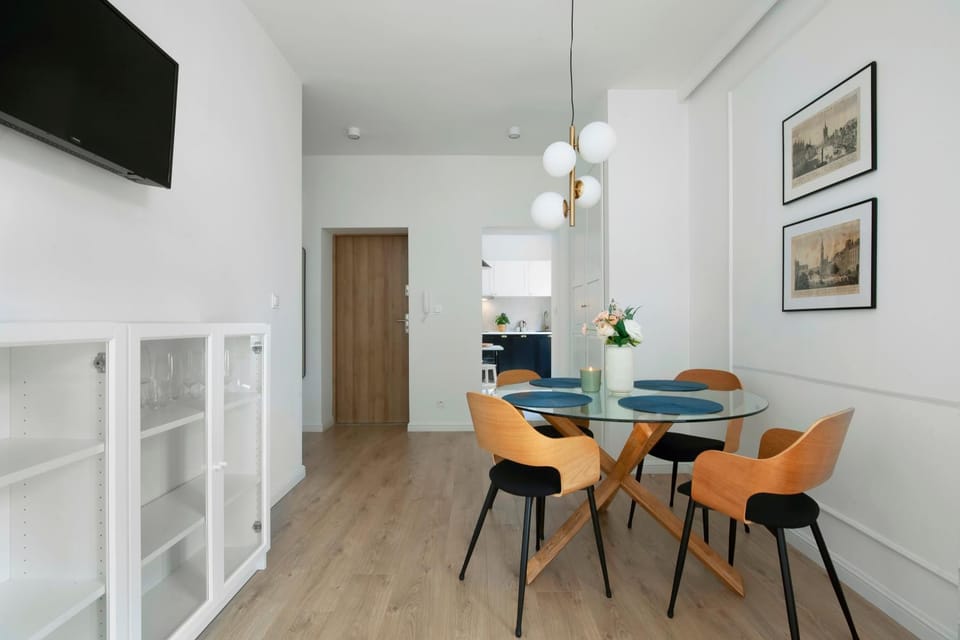 Facade/entrance, TV and multimedia, Kitchen or kitchenette, Living room, Seating area, Dining area