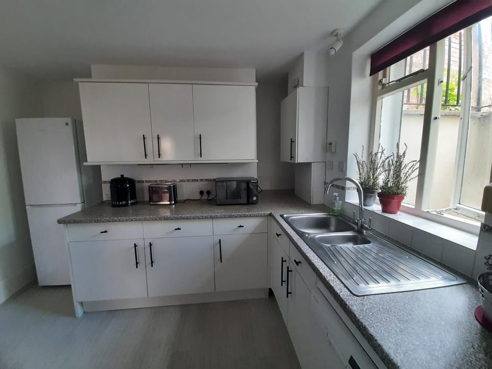 Wokingham - Central 2 beds home with parking Apartment in Wokingham