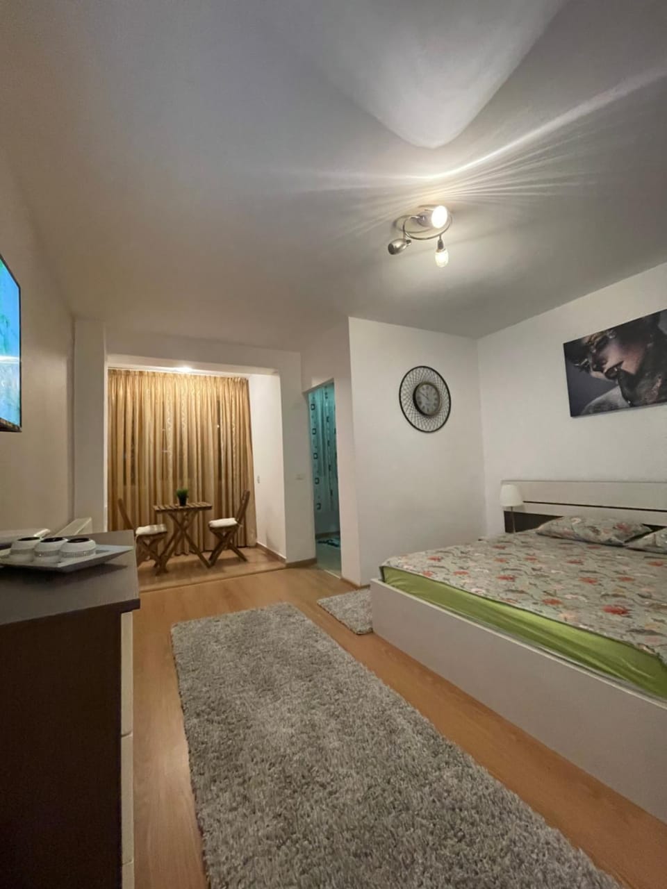 Communal lounge/ TV room, Bed, TV and multimedia, Living room, Bedroom, hair dresser