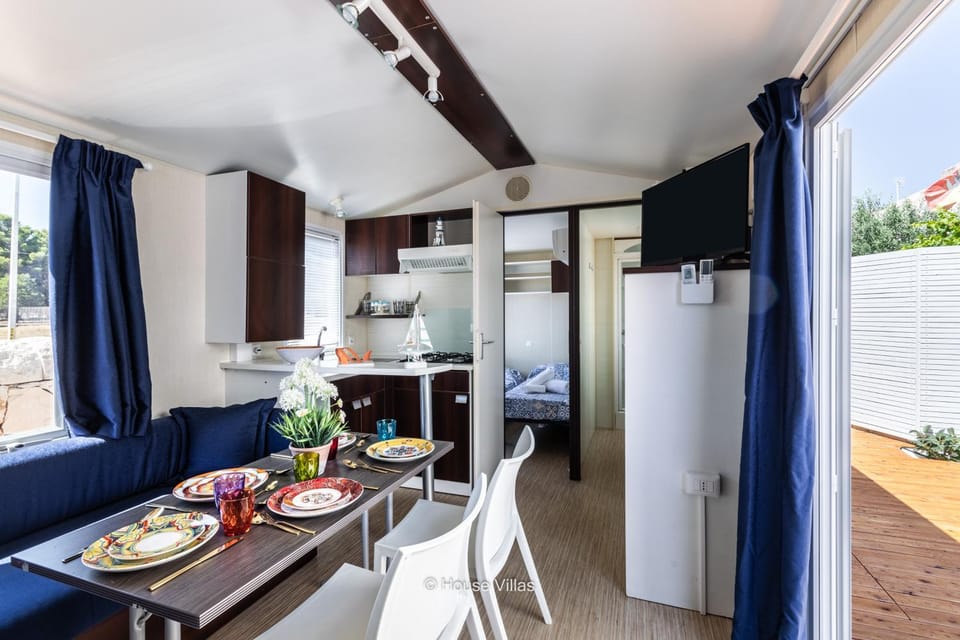 Kitchen or kitchenette, Living room, Dining area