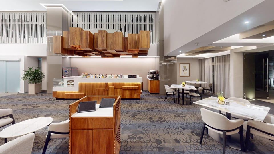 Restaurant/places to eat, Coffee/tea facilities, Food and drinks
