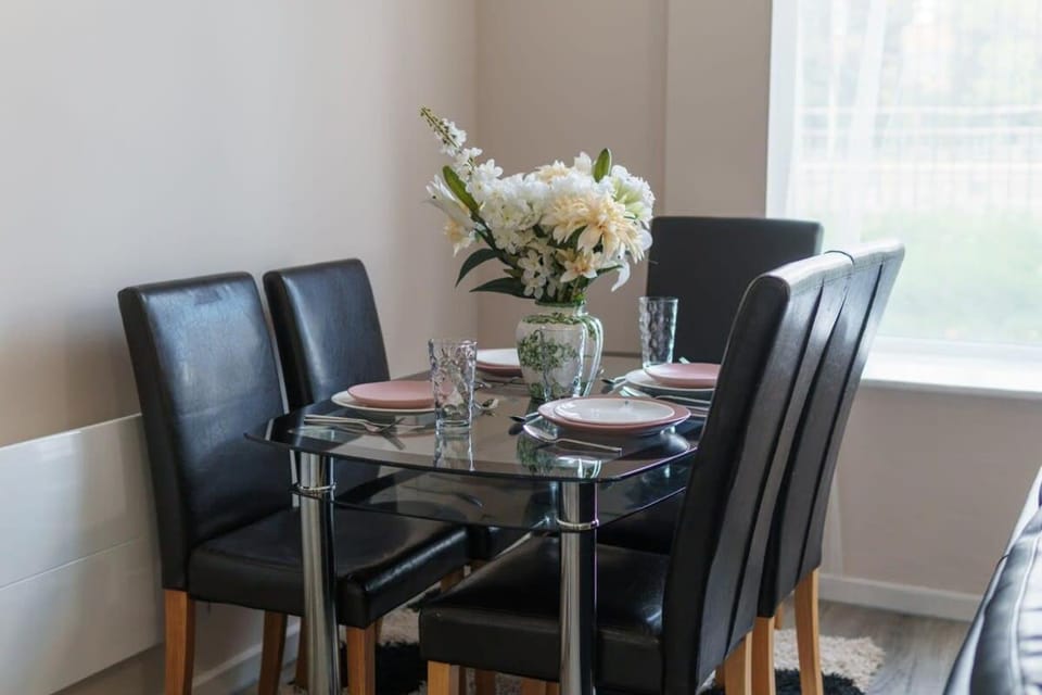 Bright 1 Bed Manchester Flat - Sleeps 3 Apartment in Salford