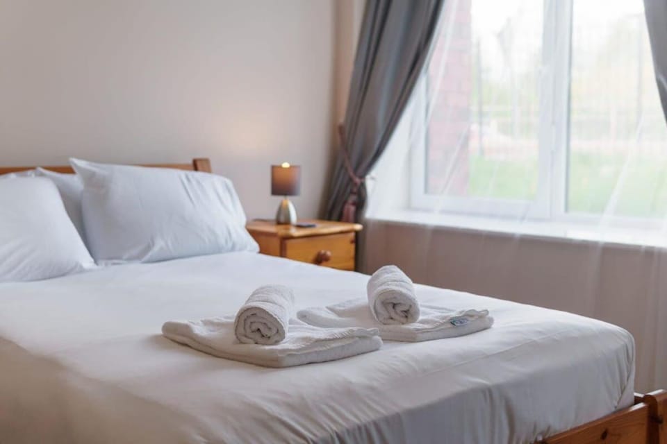 Bright 1 Bed Manchester Flat - Sleeps 3 Apartment in Salford