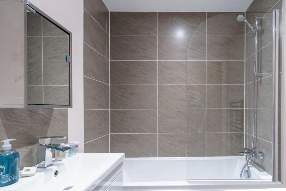 Bright 1 Bed Manchester Flat - Sleeps 3 Apartment in Salford